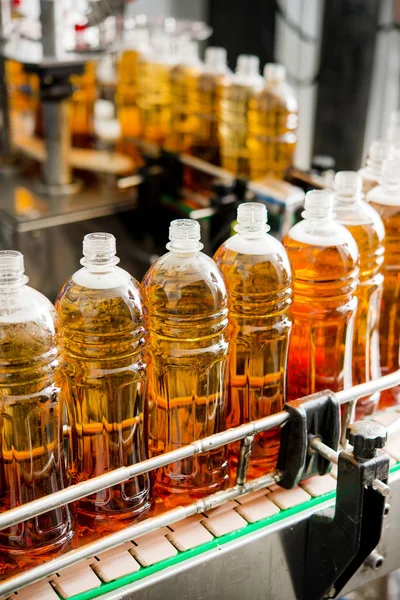 Llenado de botellas con jugo — Foto de Stock