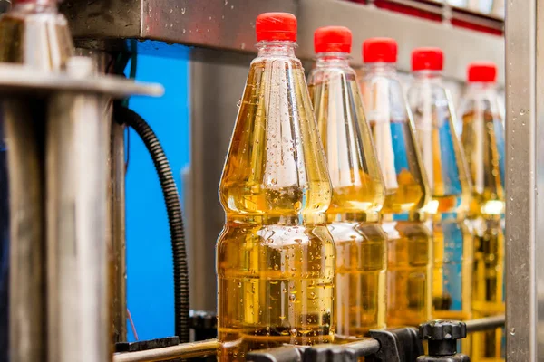 Llenado de botellas con jugo — Foto de Stock