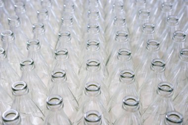 bir sürü cam şişeler