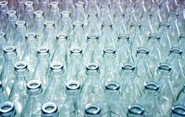 bir sürü cam şişeler