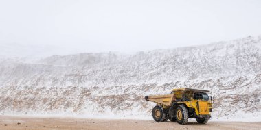 büyük sarı maden kamyonu