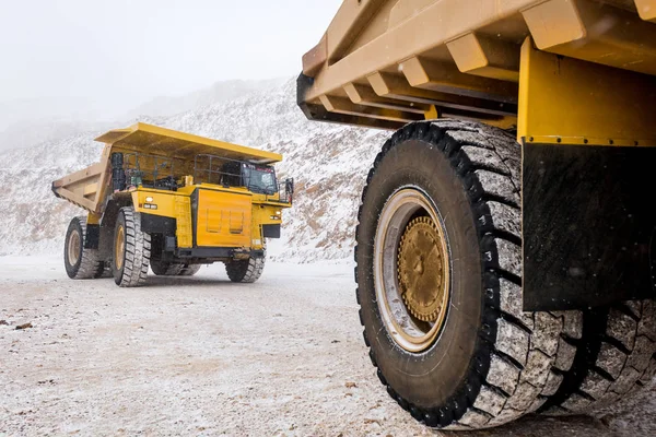 Grande caminhão de mineração amarelo — Fotografia de Stock