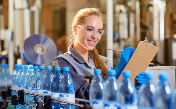 Especialista em garrafas de verificação de fábrica — Fotografia de Stock