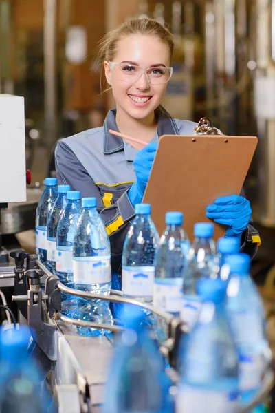 Especialista em garrafas de verificação de fábrica — Fotografia de Stock