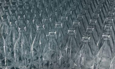 bir sürü cam şişeler