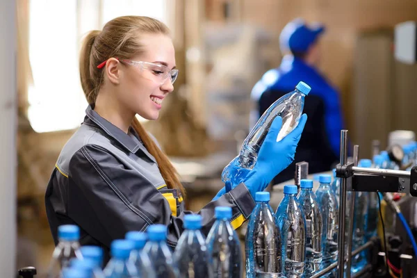 Spesialis dalam pemeriksaan pabrik botol — Stok Foto