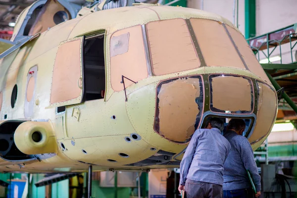 Κάνοντας Ρωσικά ελικόπτερα για το εργοστάσιο αεροσκαφών — Φωτογραφία Αρχείου