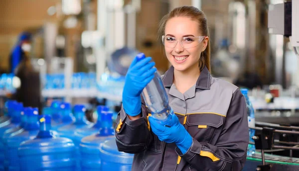 Especialista en botellas de control de fábrica — Foto de Stock