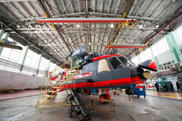 Fabricación de helicópteros rusos en la fábrica de aviones — Foto de Stock