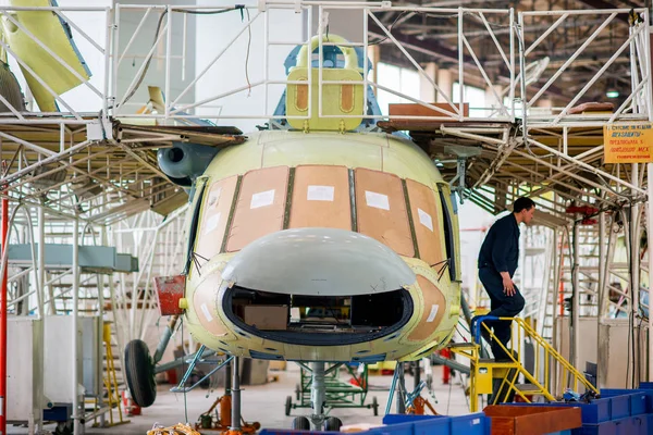 Fabricação de helicópteros russos na fábrica de aeronaves — Fotografia de Stock