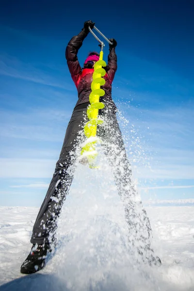 Человек сверлит лед зимой — стоковое фото