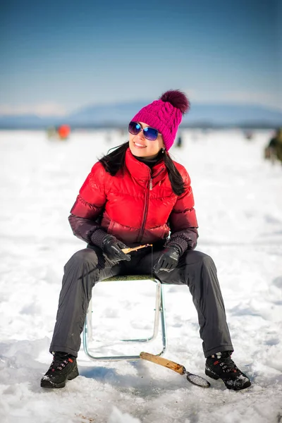 在冬天的女人冰捕鱼 — 图库照片