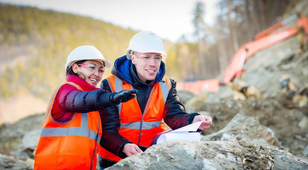 Travailleurs de la route inspectant la construction — Photo