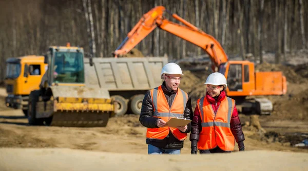 Vägarbetare inspektera konstruktion — Stockfoto