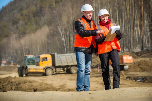 Trabajadores de la carretera inspeccionando construcción — Foto de Stock