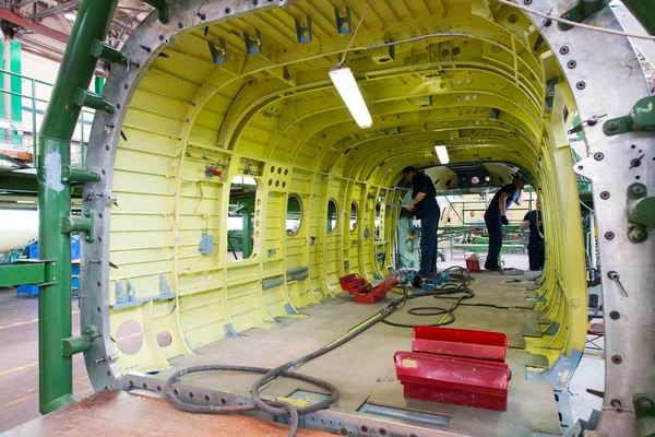 Fabricação de helicópteros russos na fábrica de aeronaves — Fotografia de Stock