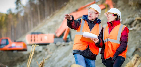 Trabajadores de la carretera inspeccionando construcción —  Fotos de Stock