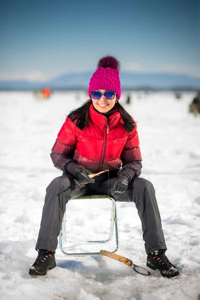在冬天的女人冰捕鱼 — 图库照片