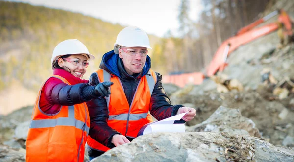 Trabajadores de la carretera inspeccionando construcción —  Fotos de Stock