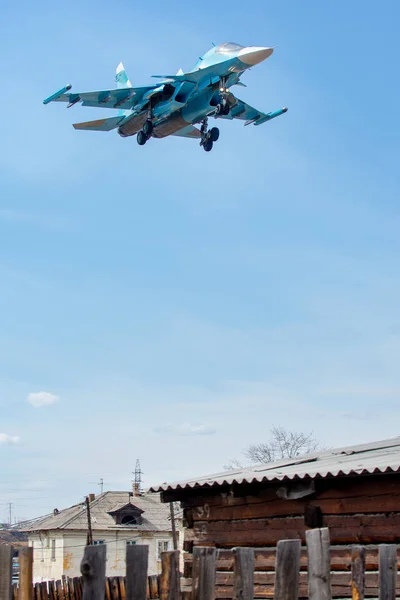 Katonai repülőgép a levegőbe — Stock Fotó
