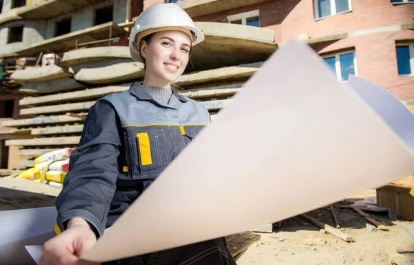 Trabajadora en una construcción — Foto de Stock