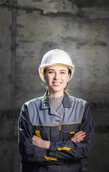 Trabajadora en una construcción — Foto de Stock