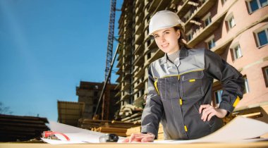 Kadın görevli bir inşaat
