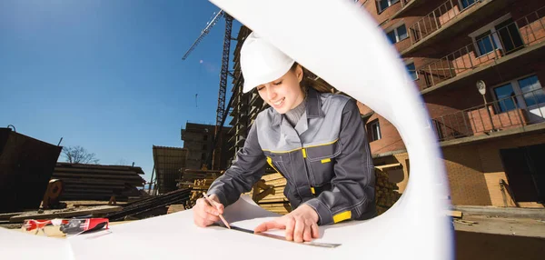 Trabajadora en una construcción — Foto de Stock