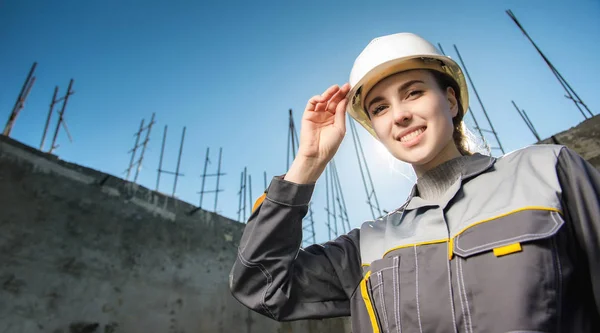 Trabajadora en una construcción — Foto de Stock