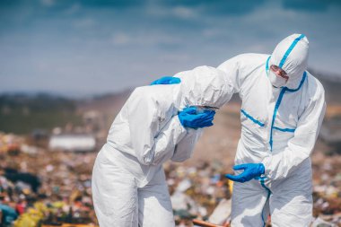 Geri dönüşüm işçileri depolama üzerinde araştırma