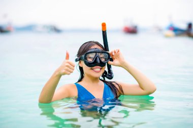 Yüzücü snorkling gözlüklü
