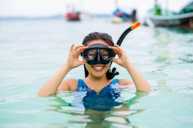 Yüzücü snorkling gözlüklü