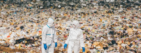 Reciclaje de trabajadores que investigan sobre el vertedero — Foto de Stock