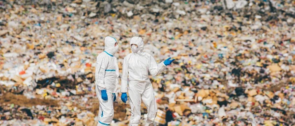 Reciclaje de trabajadores que investigan sobre el vertedero — Foto de Stock