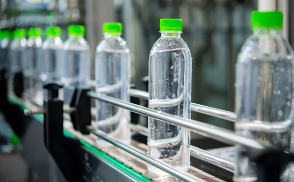 Transportador con botellas de agua —  Fotos de Stock