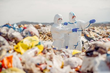 Geri dönüşüm işçileri depolama üzerinde araştırma