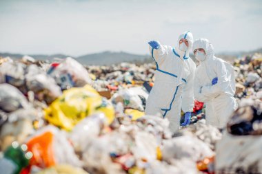 Geri dönüşüm işçileri depolama üzerinde araştırma