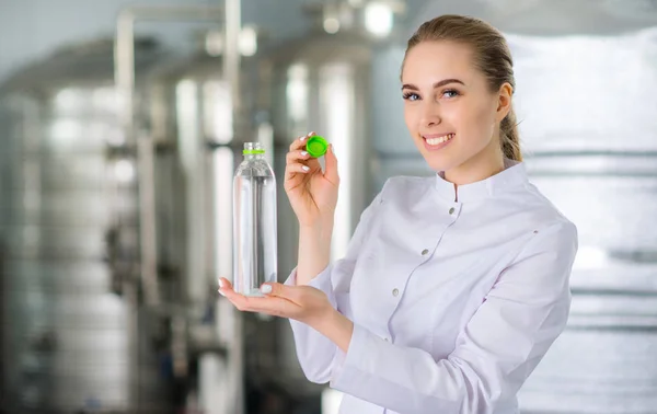 Especialista con botella de agua pura — Foto de Stock