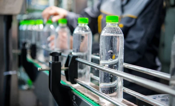 Conveyor dengan botol air — Stok Foto