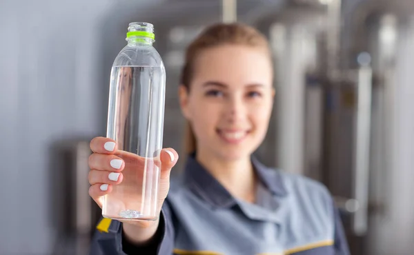 純粋な水のボトルを持つ専門家 — ストック写真