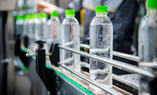 Transportador con botellas de agua — Foto de Stock