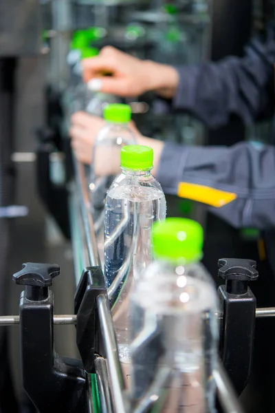 Transportador con botellas de agua — Foto de Stock