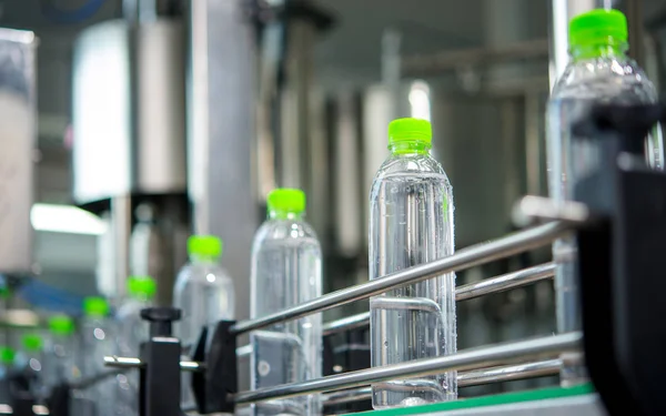 Förderband mit Wasserflaschen — Stockfoto