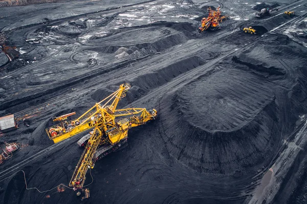 Estrazione del carbone in un pozzo aperto — Foto Stock