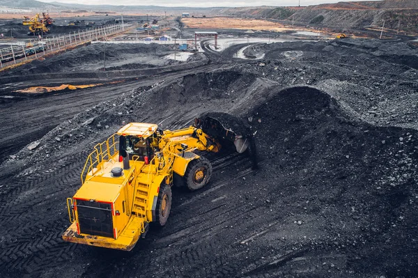 Mineração de carvão em um poço aberto — Fotografia de Stock