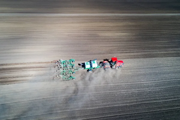 Semina trattore in campo — Foto Stock