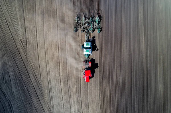 Semina trattore in campo — Foto Stock