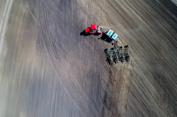 Посев тракторов в поле — стоковое фото
