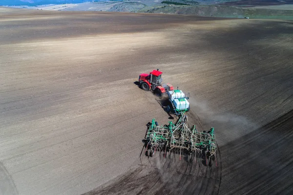 Tractor sowing in the field — Stock Photo, Image