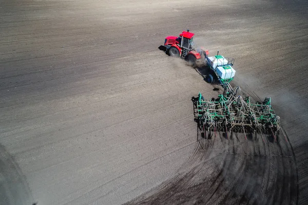 Tractor sowing in the field — Stock Photo, Image